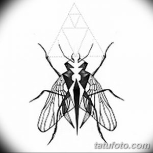 Черно-белый эскиз татуировки, изображающий стилизованную муху, выполненную в геометрическом стиле с использованием треугольников и линий. Симметричный рисунок.
